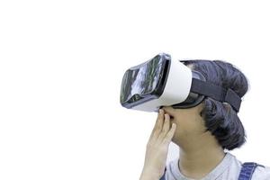 Aziatische meisjes zijn enthousiast over de vr-ervaring alleen op wit, online onderwijs, onderwijs, gadgets, technologie en videogameconcepten. foto