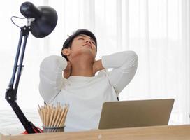 slaperige man werkt overuren tot laat in de nacht, voelt zich uitgeput, stress met overbelasting van zakelijk papierwerk. werklast manager persoon vermoeidheid op de werkplek moe. zakenman, gapende man die ongemotiveerd thuis zit foto