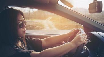 vrouw rijdende auto met twee handen foto