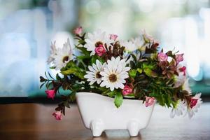 mooie bloemdecoratiepot bovenop tafel voor wenskaarten en ander achtergrondgebruik foto