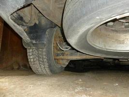 technische keuring van de auto bij het tankstation foto