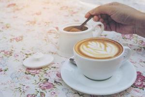 vintage foto van dame neemt suiker voor het bereiden van warme koffie