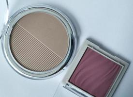 cosmetische set met poeder en blush foto