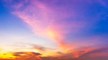 kleurrijke bewolkte schemering hemel panorama zonsopgang of zonsondergang tijd foto