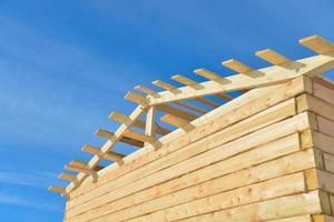 details van bouw houten huis op bule hemelachtergrond, dakbedekking hout structuursysteem. foto