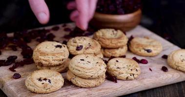 havermoutkoekjes met gedroogde veenbessen van het bord nemen foto