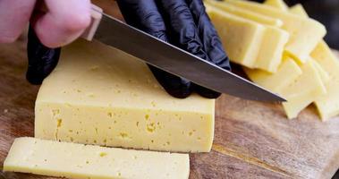 heerlijke rijpe koemelk kaas snijden foto