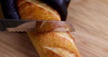 vers tarwe stokbrood in stukjes snijden tijdens het koken foto