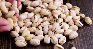 bestrooi en bestrooi gebakken pistachenoten met gebarsten schelpen foto