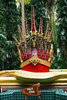 rode slang in de tempel van thailand foto