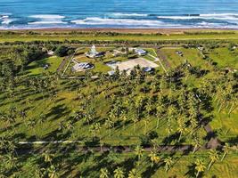 ciamis, west java-indonesië, 12 mei 2022 - prachtig panoramisch luchtfoto van het strand van pangandaran. foto