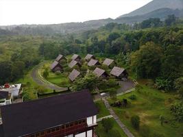 mooie luchtfoto - panorama huisje in de bergen. foto