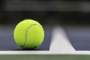 tennisbal op de baan foto