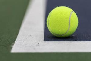 tennisbal op de baan foto