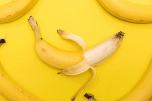 bananen op een gele achtergrond foto