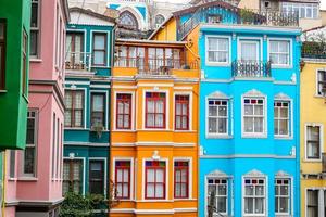 oude huizen in fener district, istanbul, turkije foto