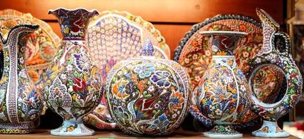 Turkse keramiek in grote bazaar, istanbul, turkije foto