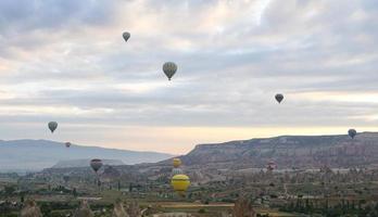 heteluchtballonnen in de valleien van Cappadocië foto