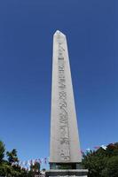 obelisk van theodosius in de stad istanbul foto