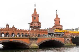 u-bahn trein die over de Oberbaum-brug in Berlijn, Duitsland gaat foto