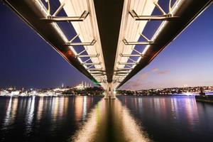 gouden hoorn metrobrug in istanbul, turkije foto