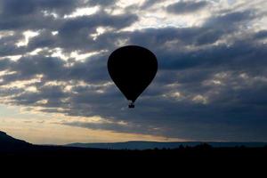 heteluchtballon in de valleien van Cappadocië foto