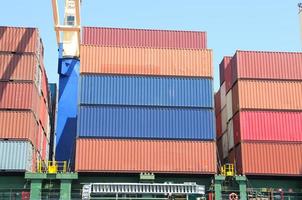 containerschip in de haven foto