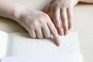 vooraanzicht van leesboek en notitie met braille foto