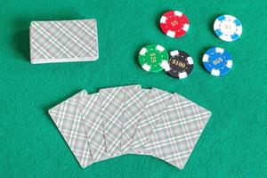 kaartspellen en casinotokens op groene tafel foto