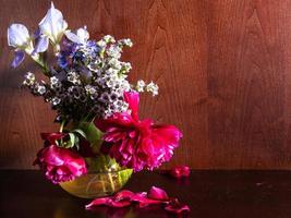verdorde bloemen in vaas op donkerbruine achtergrond foto