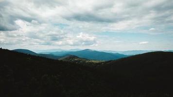 groene bergen van de Karpaten in het midden van het bos tegen de achtergrond van een dramatische lucht foto