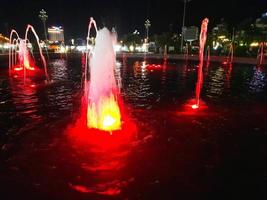 defocus wazig transparant rood colore zwembad water oppervlaktetextuur met spatten en zeepbel. trendy abstracte natuur achtergrond. watergolf in zonlicht met kopieerruimte. blauwe waterverftextuur foto