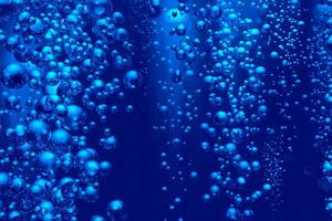 defocus wazig transparant blauw gekleurd helder kalm water oppervlaktetextuur met spatten en bubbels. bubbelwater onder de zee. waterschuim onder de oceaan. blauwe aquarel met schuim en bubbels. foto