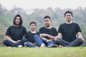 Aziatische vader moeder met twee zoons in de natuur - gelukkig Aziatisch familieconcept foto