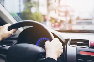 vrouw rijdende auto met twee handen foto