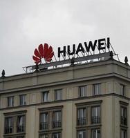 Huawei-logo op een gebouw in Warschau, Polen. 30 oktober 2020. huawei is een Chinees multinationaal bedrijf voor netwerk- en telecommunicatieapparatuur en -diensten foto