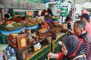 yogyakarta, Indonesië - mei 2022 angkringan yogyakarta. klanten kiezen verschillende soorten voedsel bij de kiosk langs Malioboro Street foto