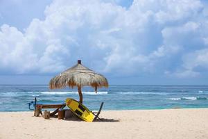 badmeesterstation op het strand met geel surfreddingsbord erop foto