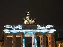 de stad Berlijn bij nacht foto
