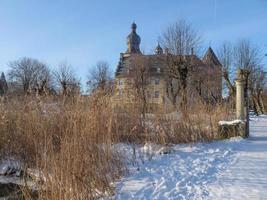 wintertijd in een kasteel in duitsland foto