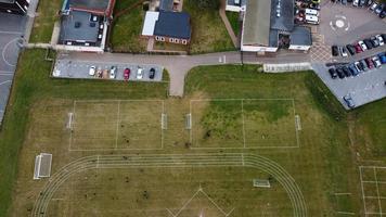 een luchtopname en een hoge kijkhoek van de speelplaats van een middelbare school van jongens in de stad Luton in Engeland, Britse snelwegen en snelwegen foto