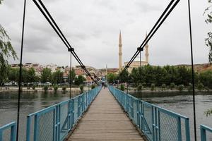 avanos-brug over kizilirmak, avanos-stad, turkije foto