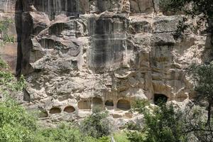 handgemaakte grotten in de ihlara-vallei, turkije foto