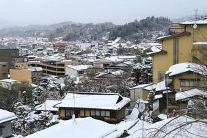 uitzicht op de stad Takayama in Japan in de sneeuw foto