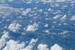 luchtfoto van vredige aarde bedekt met wolken foto