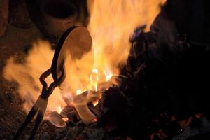 vuur smeden in een smidse waar ijzeren werktuigen worden gemaakt foto