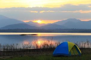 camping naast het meer, nationaal park, thailand foto