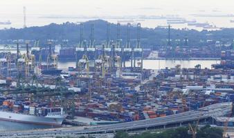 landschap vanuit vogelperspectief van vrachtschepen die een van de drukste havens ter wereld binnenvaren, singapore foto