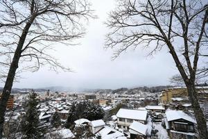 uitzicht op de stad Takayama in Japan in de sneeuw foto