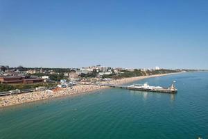 luchtfoto en hoge hoekbeelden van het beste zandstrand en de stad Bournemouth in Engeland, VK, foto